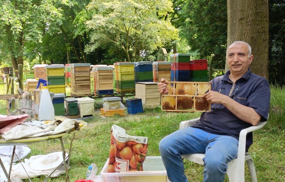 Şahin Aydin erklärt den Lebenszyklus der Honigbiene